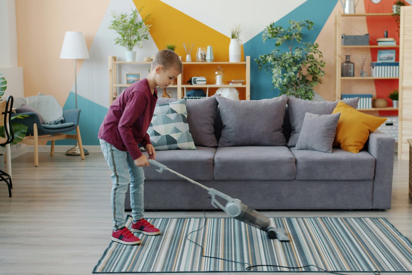 Fleck auf Teppich wird gereinigt