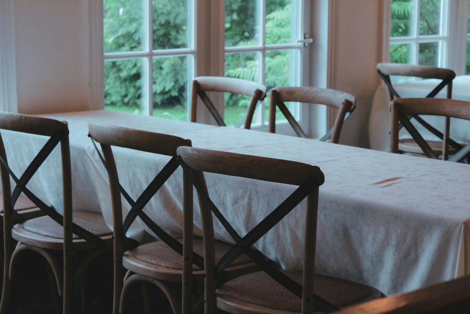 Fleck auf Tischdecke wird gereinigt