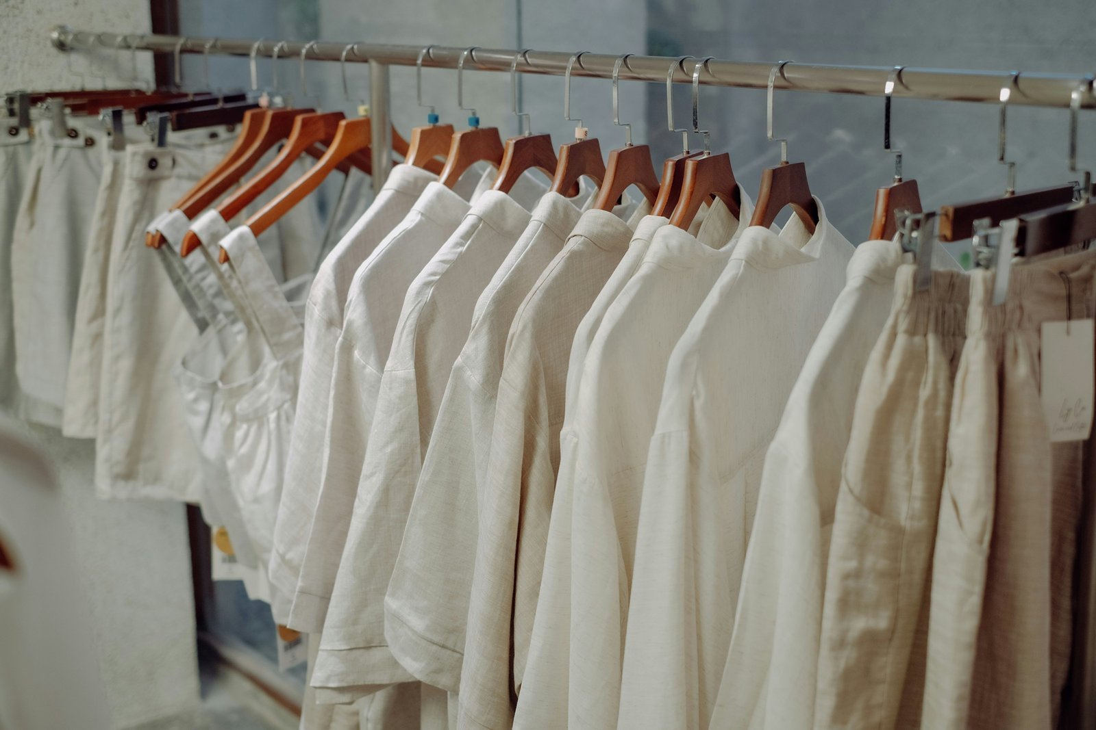 Fleck auf weißem T-Shirt wird behandelt