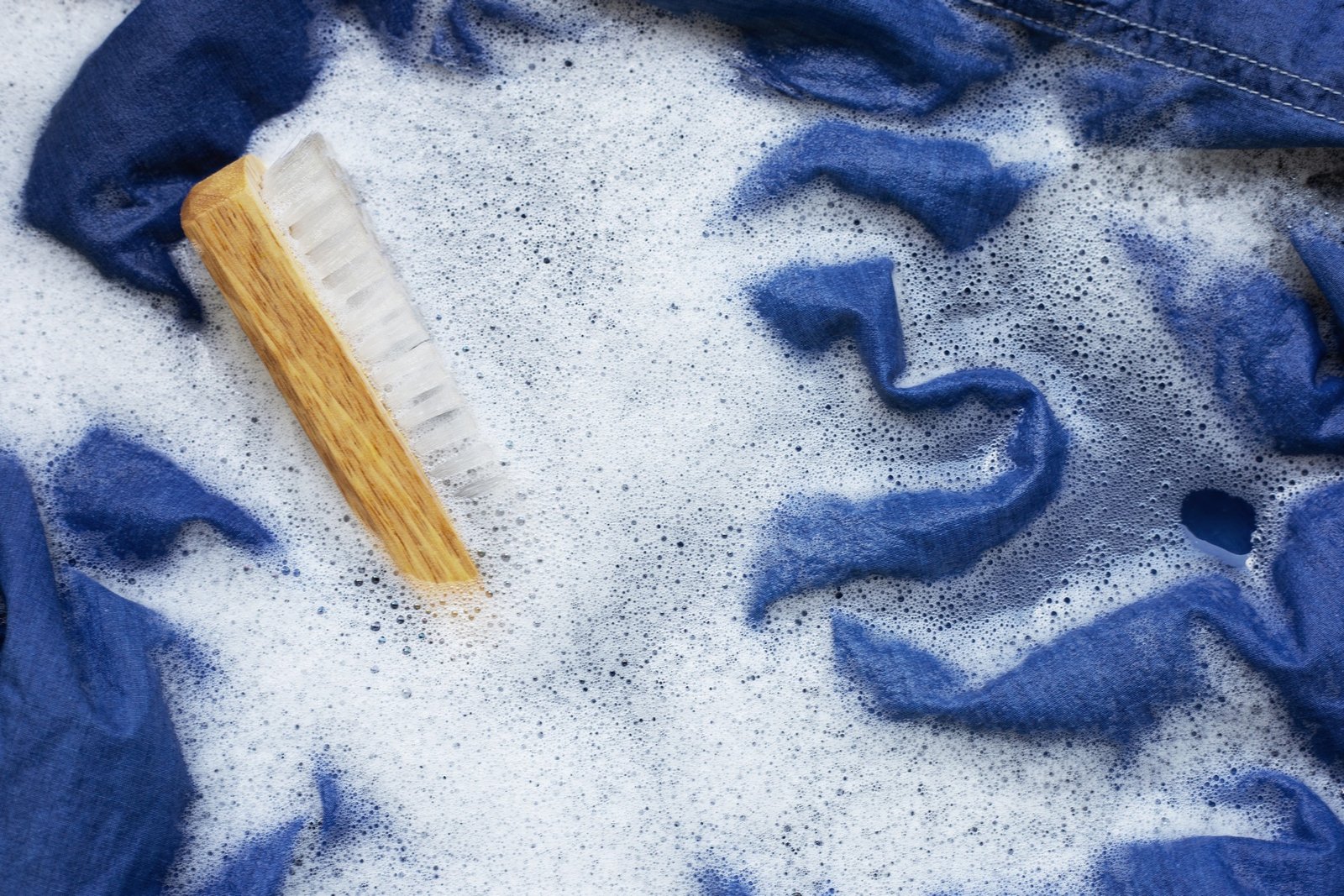 Ketchupfleck auf einer Jeans wird behandelt