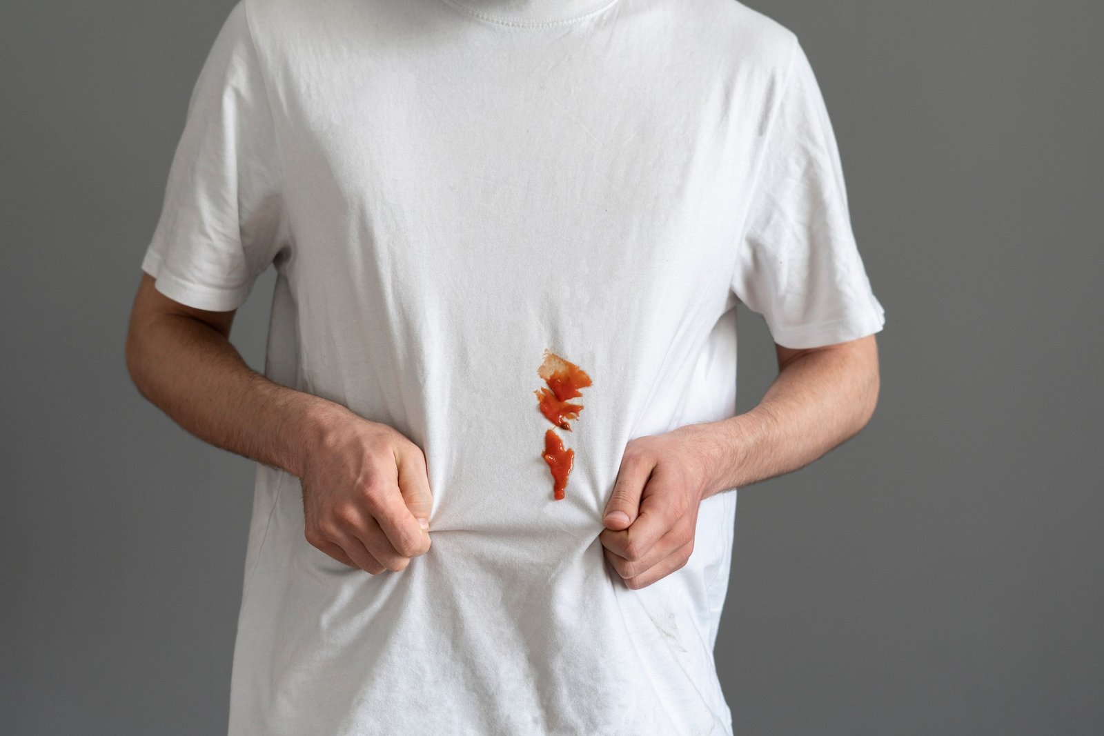 Weißes T-Shirt mit Fleck wird behandelt
