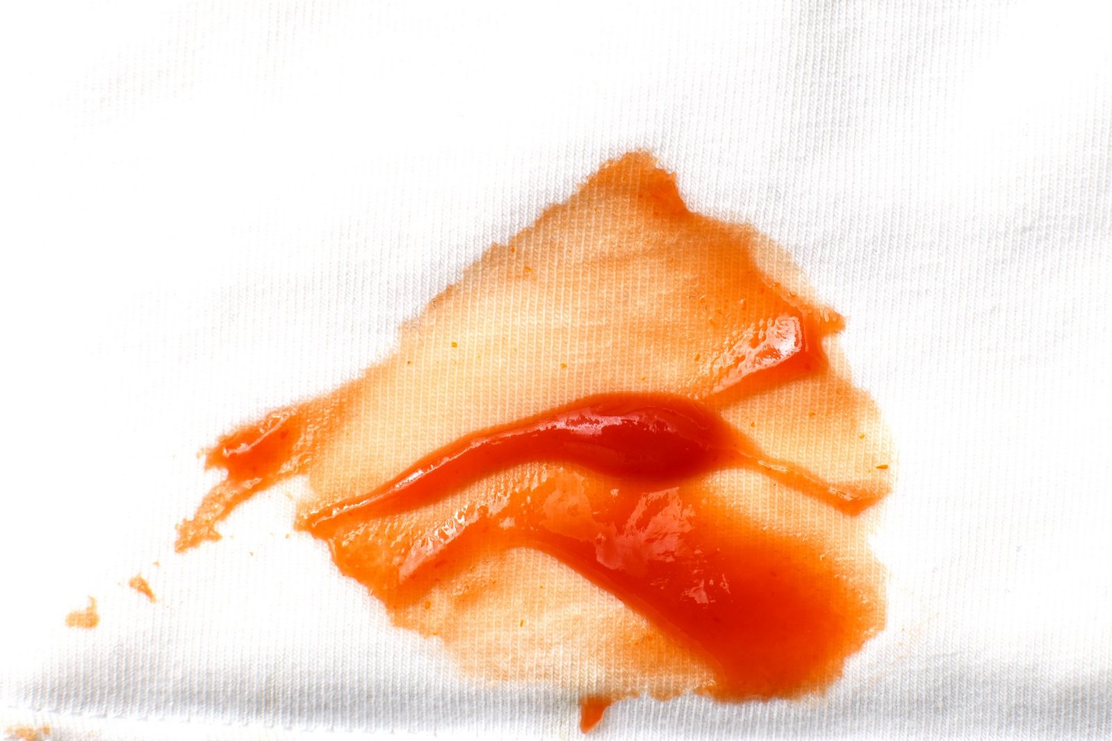 Tomatensauce hinterlässt Fleck auf Stoff